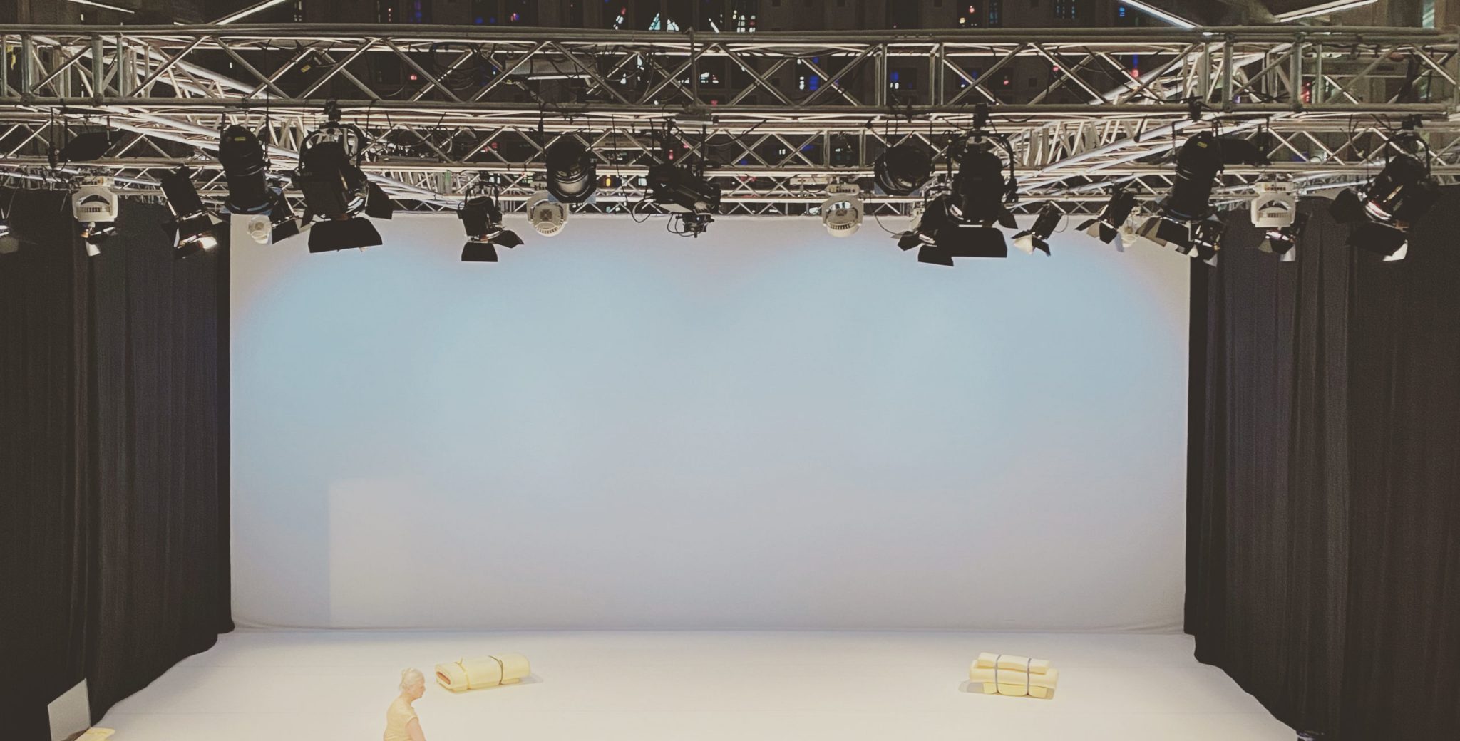 "Dreams in a Cloudy Space" 
Künstlerische Leitung & Choreographie: Antje Velsinger | Tanz: Pauline Payen & Brigitta Schirdewahn | Performance Video: Marlies Dietrich, Inge Jost & Antje Velsinger | Bühne: Sophie Aigner | Video: Ayla Pierrot Arendt | Sound: Julia Krause | Kostüm: Valentina Primavera | Dramaturgie: Heike Bröckerhoff | Licht: Henning Eggers | Produktionsleitung: Sabina Stücker

Location: Eintanzhaus | Bild: Tom Steyer