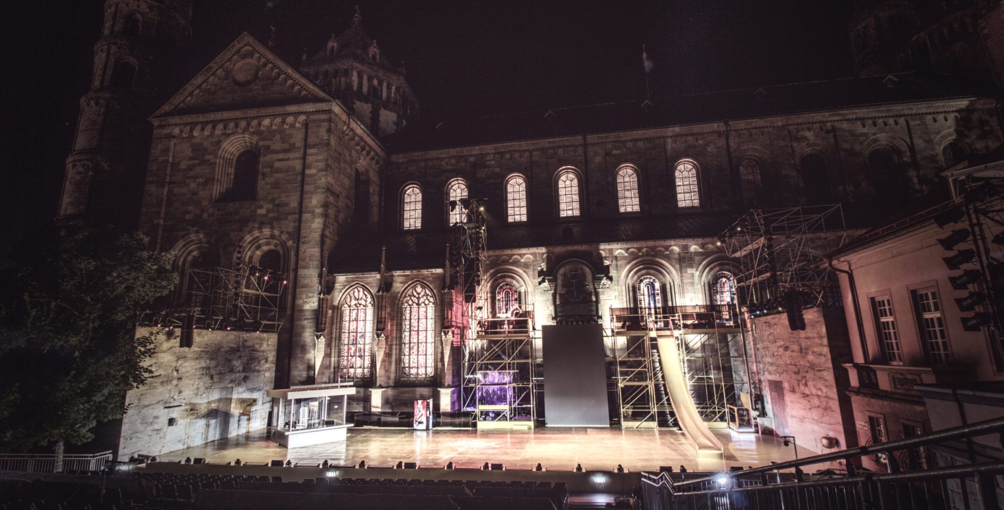 "Luther"
von Lukas Bärfuss |
Uraufführung |
Regie: Ildikó Gáspár, Bühne und Kostüm: Lili Izsák, Videodesign: Andás Juhász, Komposition: Tamás Bányai, Choreografie: Barnabás Horkay, Dramaturgie: Thomas Laue

Bild: Tom Steyer