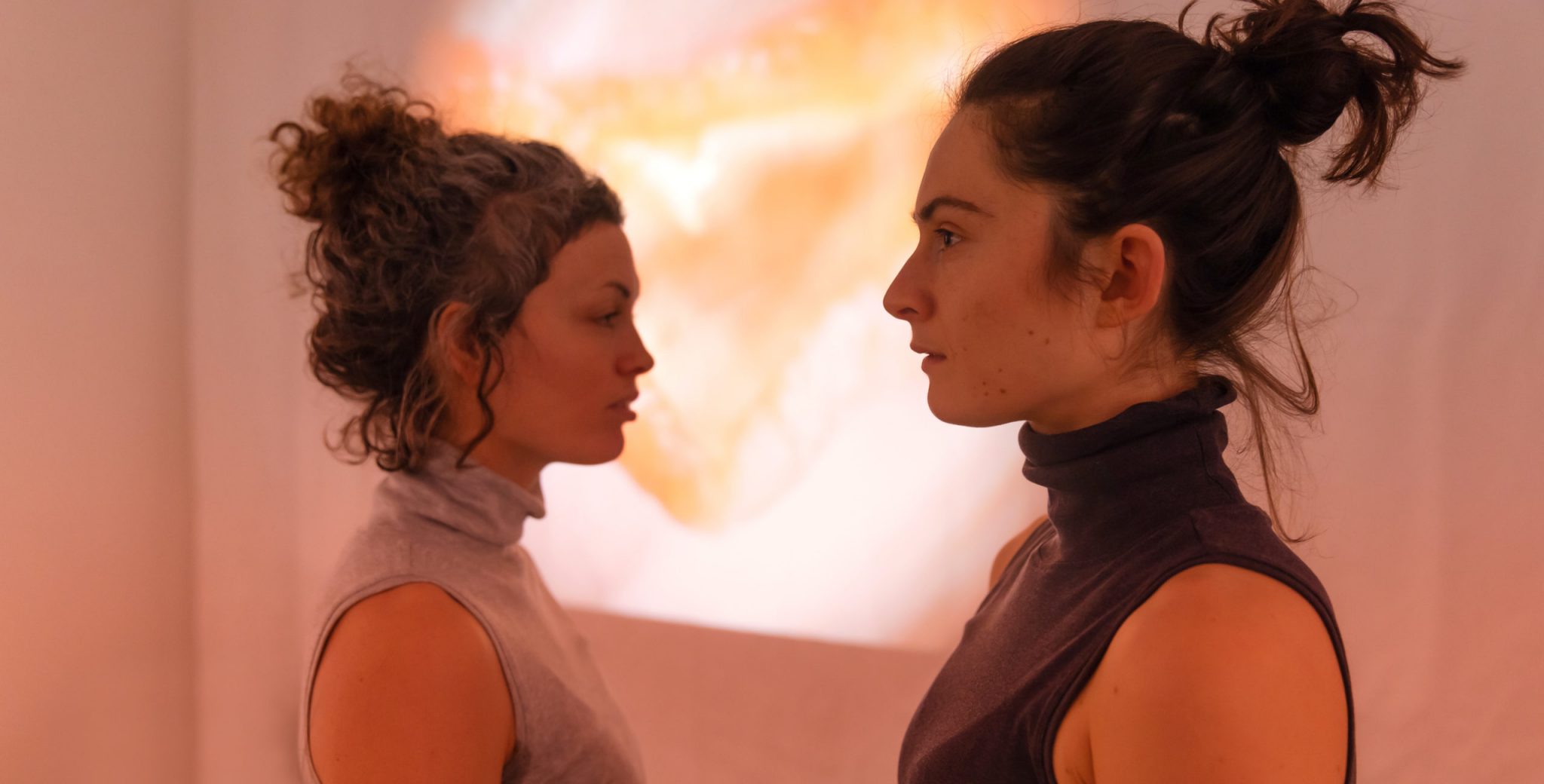 Reaching towards | ort: Galerie Maquis Mami Wata | foto: Lys Y. Seng |
Künstlerische Leitung/Konzept: Sarah Herr
Tanz/Performance: Miriam Markl, Sarah Herr
Video/Konzept: Aleksej Nutz
Musik/Sound: Ophelia Sullivan
Lichtdesign: Tom Steyer
Outside eye: Julie Pécard
Foto: Lys Y. Seng