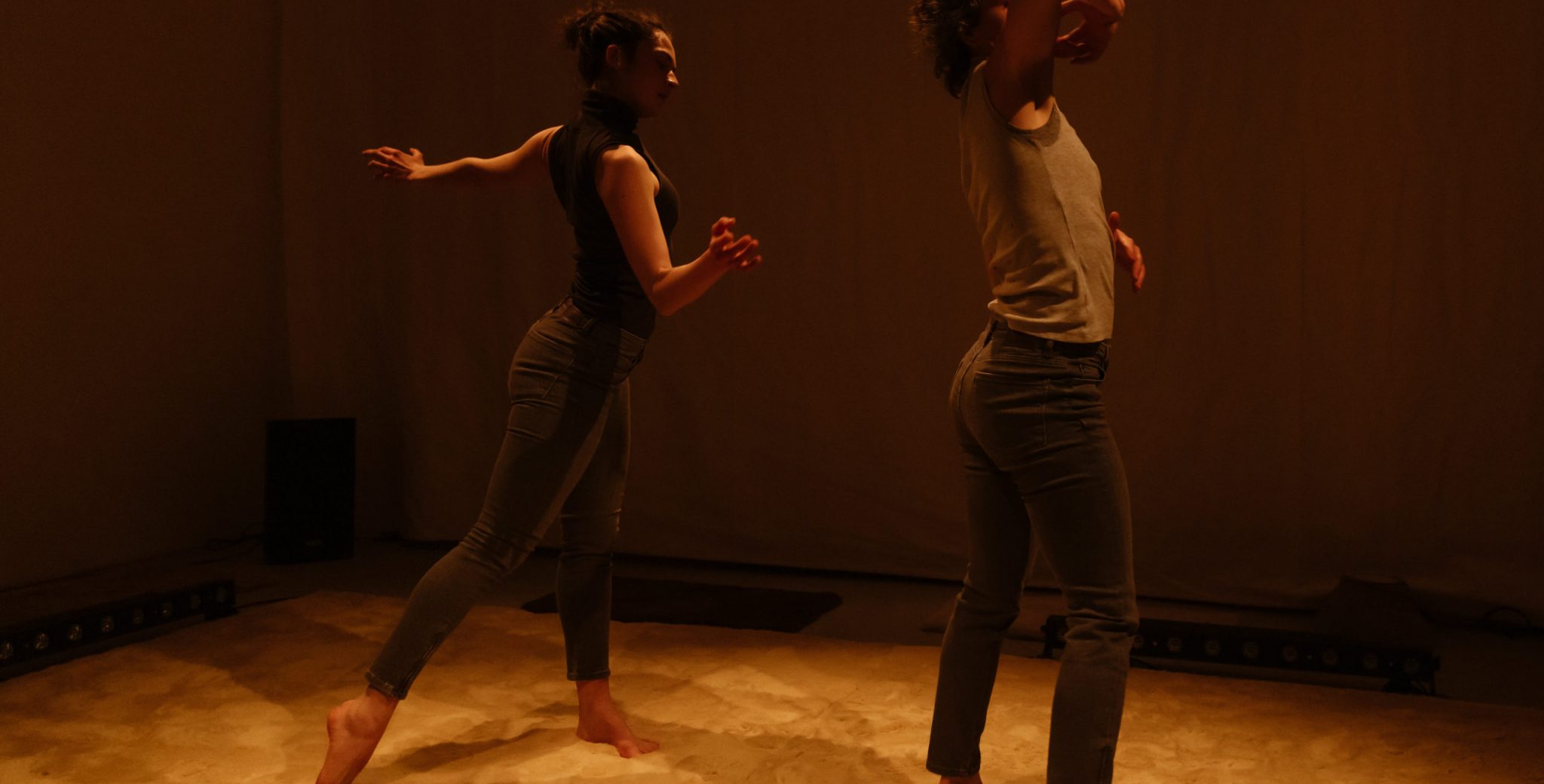 Reaching towards | ort: Galerie Maquis Mami Wata | foto: Lys Y. Seng |
Künstlerische Leitung/Konzept: Sarah Herr
Tanz/Performance: Miriam Markl, Sarah Herr
Video/Konzept: Aleksej Nutz
Musik/Sound: Ophelia Sullivan
Lichtdesign: Tom Steyer
Outside eye: Julie Pécard
Foto: Lys Y. Seng