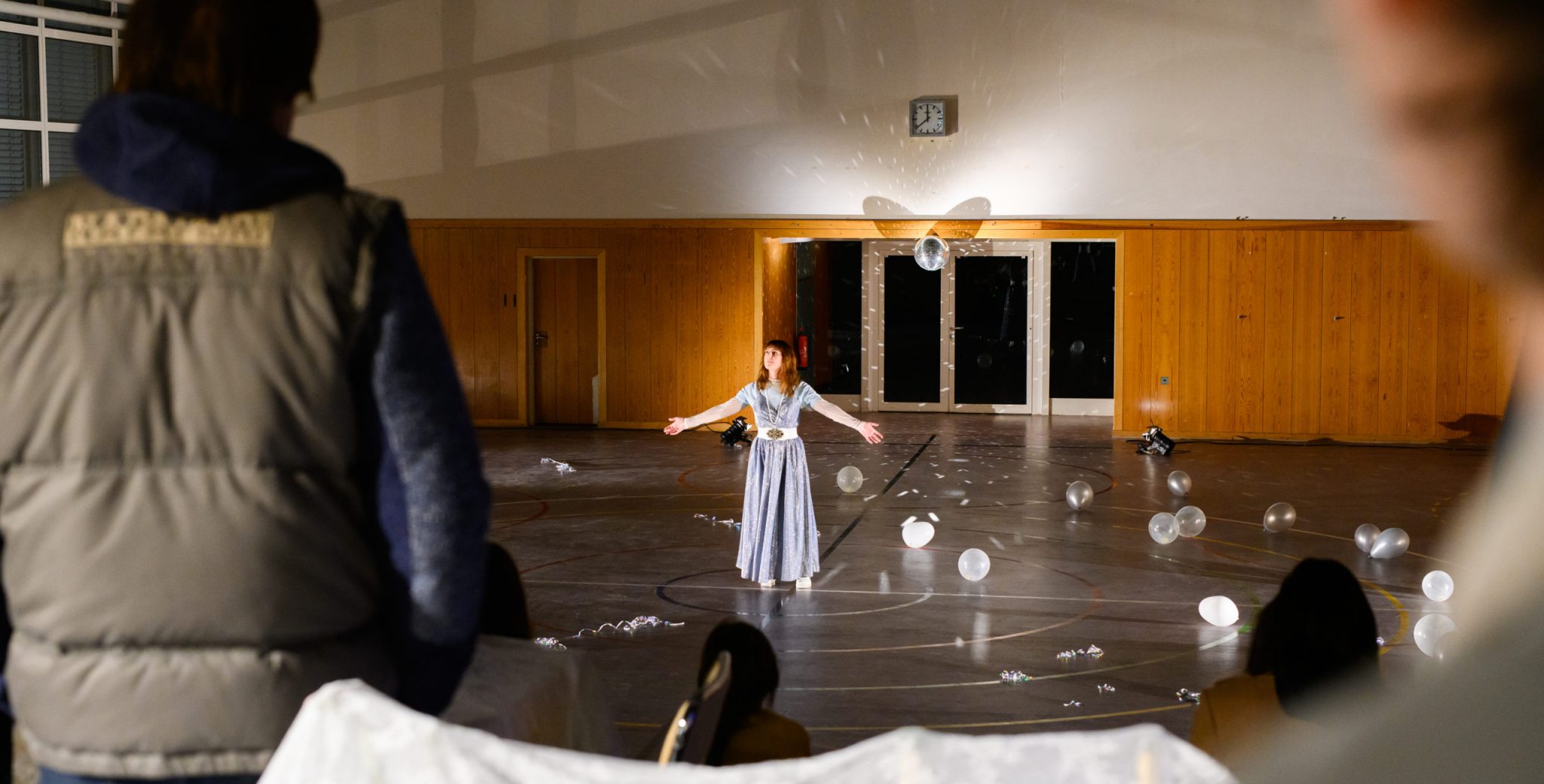 Vier Jahreszeiten. WINTER.  - Eine Produktion des Mannheimer Stadtensembles | Konzeption & Organisation: Beata Anna Schmutz, Nazli Saremi | Texte, Performance: Amanda Kelly Godwins | Szenografie & Kostümbild: Sophie Lichtenberg | Sound: Friedrich Byusa Blum | Choreographie & Performance: Julia Headley | Licht & Video: Tom Steyer | Mitarbeit: Anouk Streck | Foto: Maximilian Borchardt