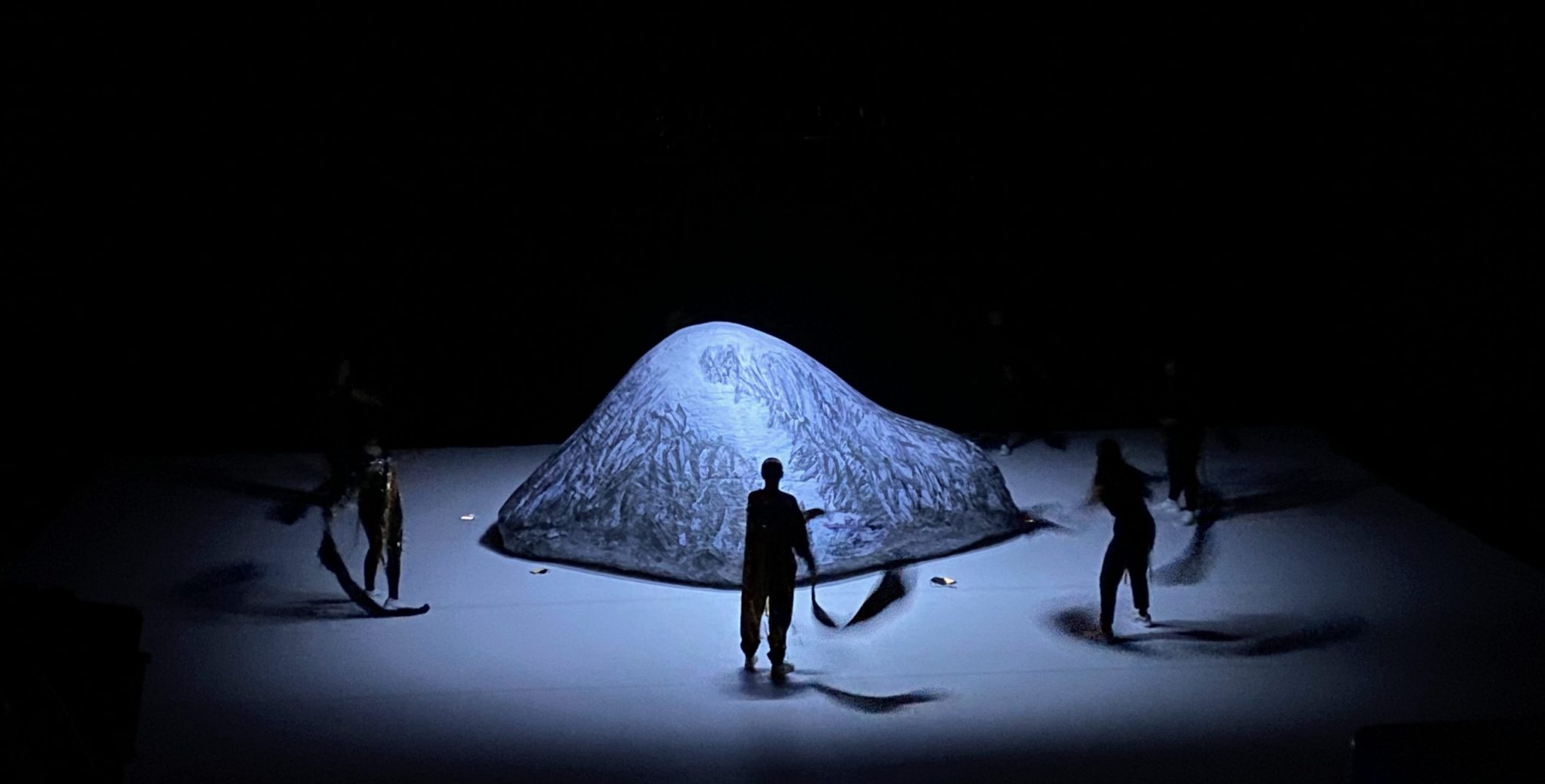 "Climatic Dances" 
Artistic direction, choreography:
Amanda Piña |
Choreography and transmission:
Juan Carlos Palma |
Research, theory:
Alessandro Questa, Amanda Piña, Juan Carlos Palma |
Video art, video installation:
Amanda Piña |
Art & stage design:
Michel Jimenez |
Performers (film):
Juan Carlos Palma, Alessandro Questa, Students of the National School of Folkloric Dance of Mexico (ENDF) |
Live music:
Christian Müller |
Costumes (film):
Danza de Tejoneros y de Negritos, Privatsammlung Alessandro Questa, Axel Giovanni Castañeda Morales and Ariana Castellanos |
Light:
Victor Duran |
Production: 
nadaproductions.at |
Co-production:
nadaproductions
Museo Universitario el Chopo
Tanzquartier Wien
deSingel |
Distribution: 
Something Great |

Location: Eintanzhaus |
Bild: Tom Steyer